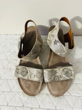 TAOS Carousel 2 Wedge Cork Sandals in Stone Floral Leather Sz 11-11.5